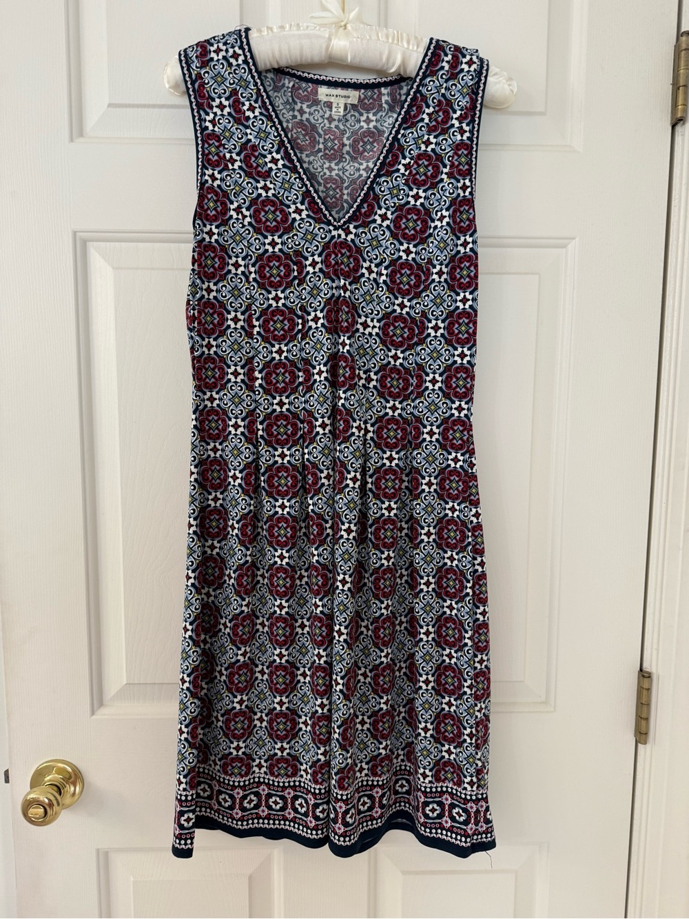 🦋Max Studio Sleeveless V-Neck Printed Midi Dress in Navy and Burgundy